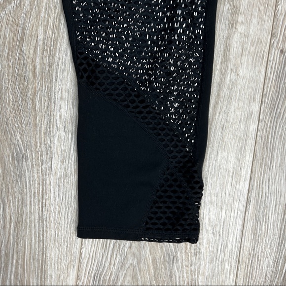 Fabletics Black Workout Capris Size Large - Picture 2 of 8